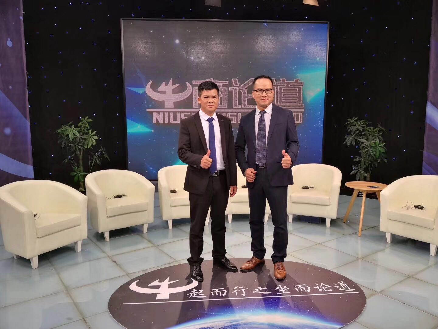 金生水建材負責人陸總（左）和央視著名主持人朱軼（右）